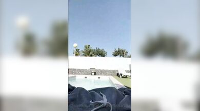 In piscina eccitata con la voglia del tuo cazzo in bocca OF