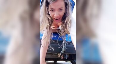 Mi scopo la macchina all'aperto nuda che troia