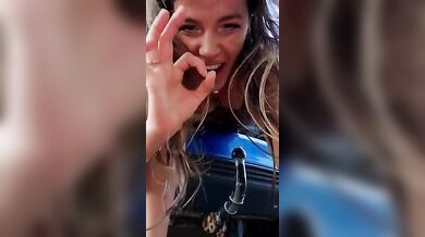 Mi scopo la macchina all'aperto nuda che troia