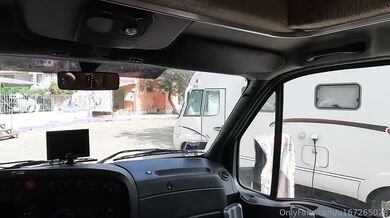 Moglie esibizionista fa la porca nel camper