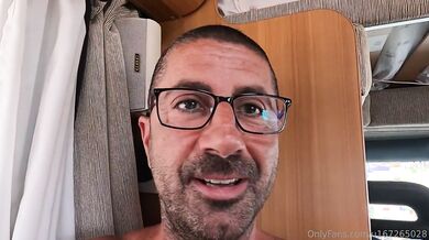 Moglie esibizionista fa la porca nel camper