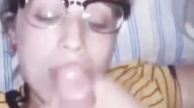 Pompino amatoriale fidanzata occhialuta che la riceve sulla faccia