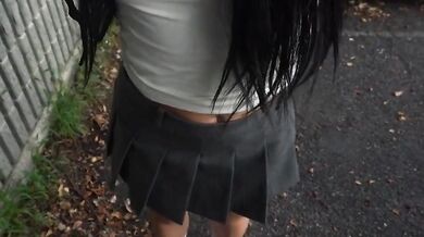 Studentessa fa un pompino ad amico fuori dalla scuola