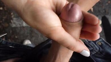 Studentessa fa un pompino ad amico fuori dalla scuola