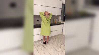 Pompino in cucina con venuta in bocca OF