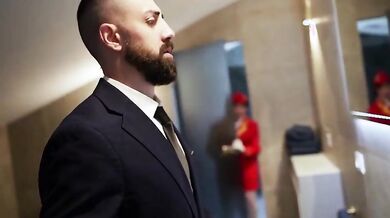 Hostess tatuata tettona scopa con pilota nel bagno dell'aeroporto