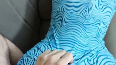 Parla al telefono e le infilo il cazzo in bocca