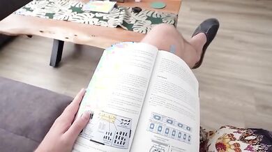 La matrigna aiuta il figliastro a studiare e poi lo scopa