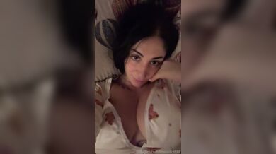 In pigiama ragazza tettona fica italiana