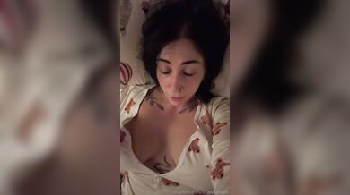 In pigiama ragazza tettona fica italiana