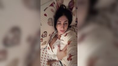 In pigiama ragazza tettona fica italiana