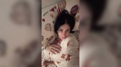 In pigiama ragazza tettona fica italiana