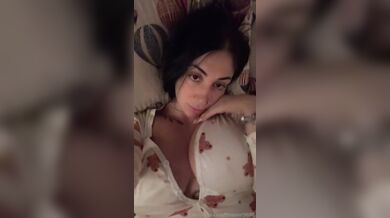 In pigiama ragazza tettona fica italiana