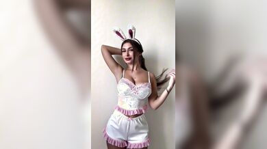 Elisa Esposito coniglietta sexy OF