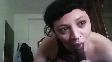 Ragazza italiana fa un pompino a amico nero dotato