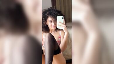 Ricciolina italiana social fica a gambe larghe