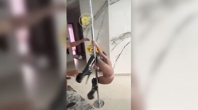 La profumosa lap dancer si fa chiavare da nero