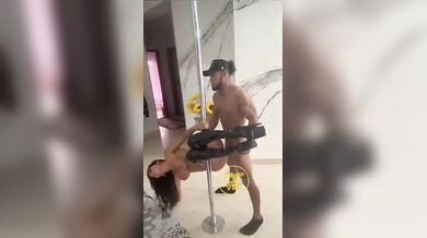 La profumosa lap dancer si fa chiavare da nero