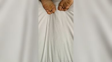 Roberta succhia cazzo black e lo sega coi piedi