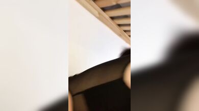 Ragazza italiana sega due amici