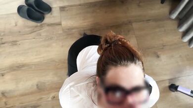 Pompino in ginocchio rossa italiana al suo capo