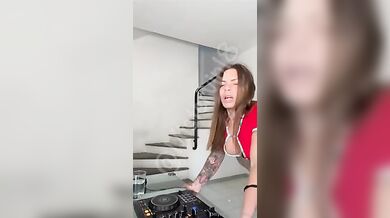 Tettona italiana scopata a pecorina e sborrata in bocca OF