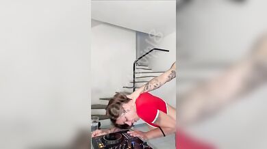 Tettona italiana scopata a pecorina e sborrata in bocca OF