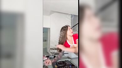 Tettona italiana scopata a pecorina e sborrata in bocca OF