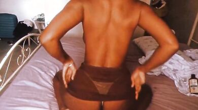 Latina fica strip e twerking