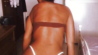Latina fica strip e twerking