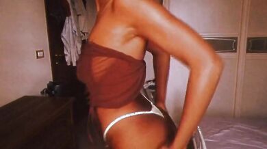 Latina fica strip e twerking