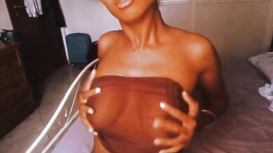 Latina fica strip e twerking