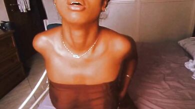 Latina fica strip e twerking