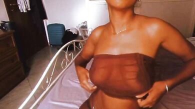 Latina fica strip e twerking