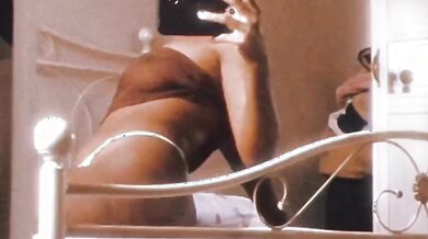 Latina fica strip e twerking