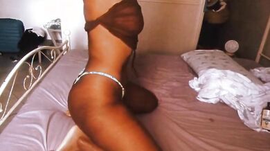 Latina fica strip e twerking