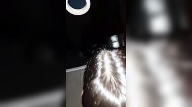 Ragazza italiana spompina cazzi e scopa al club privè glory hole amatoriale