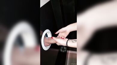 Ragazza italiana spompina cazzi e scopa al club privè glory hole amatoriale