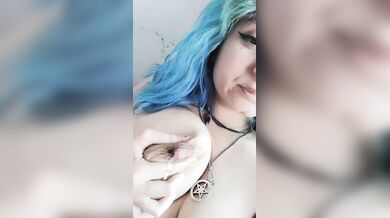 Strizzatina di capezzoli mamma italiana