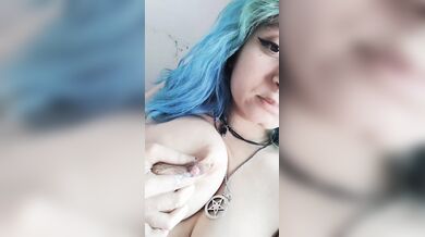 Strizzatina di capezzoli mamma italiana