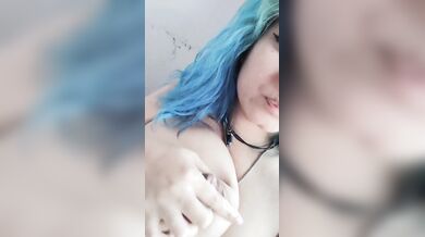 Strizzatina di capezzoli mamma italiana