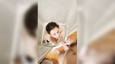 Piscia in faccia alla fidanzata e se lo fa succhiare