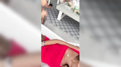 Senza slip a casa di amici