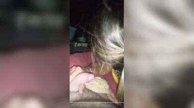 Sputa sul cazzo e lo succhia