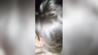 Sputa sul cazzo e lo succhia