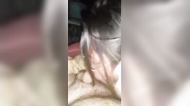 Sputa sul cazzo e lo succhia