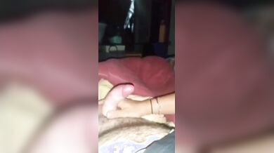 Sputa sul cazzo e lo succhia