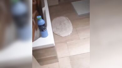 Spia fidanzata in bagno