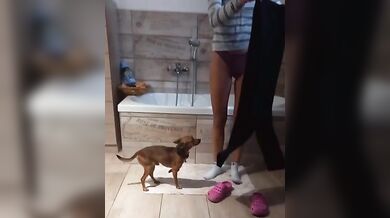 Spia fidanzata in bagno