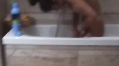 Spia fidanzata in bagno